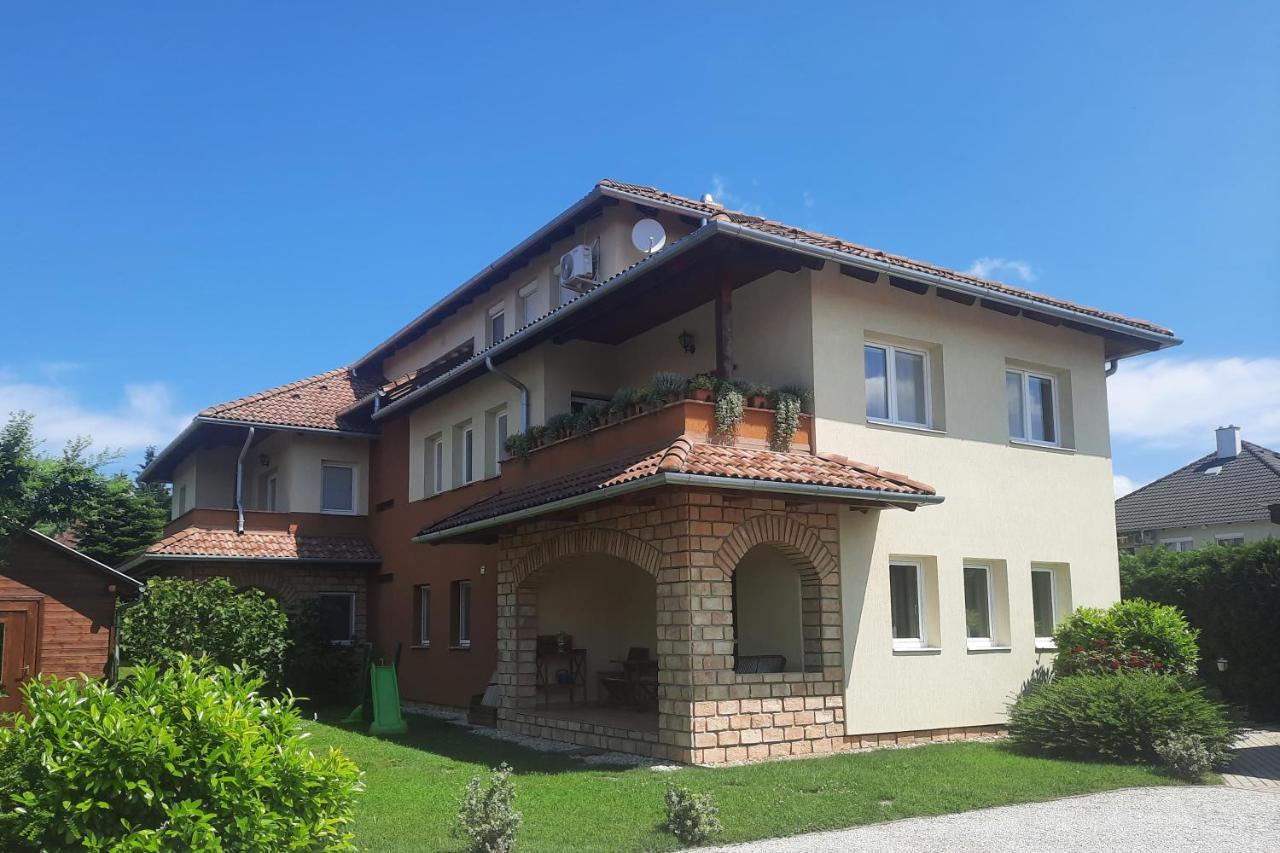 Mediterrania Apartment Кестхей Экстерьер фото